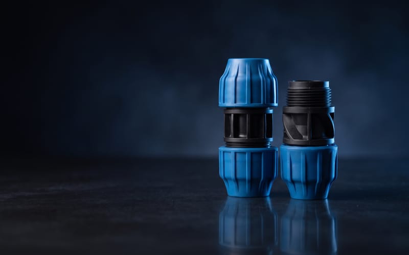Coples mecánicos de compresión para PEAD sobre fondo oscuro con iluminación azul