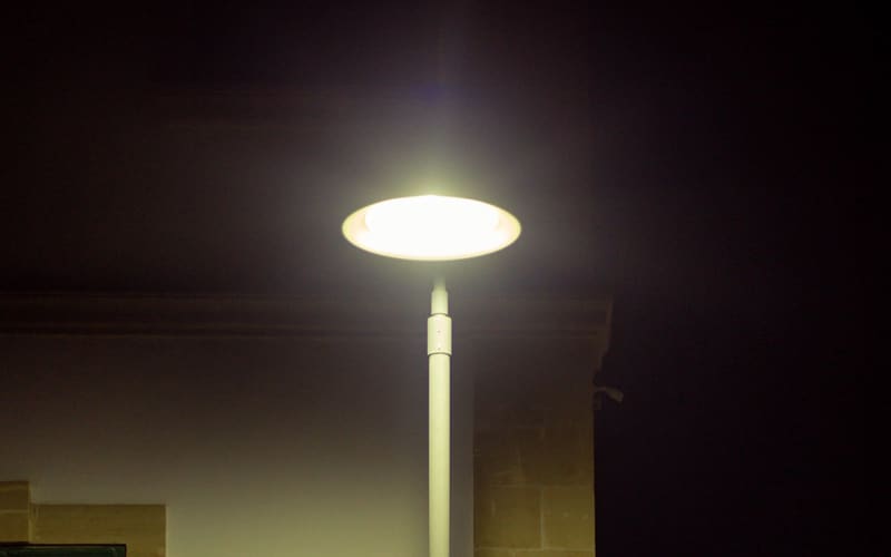 Alumbrado público encendido de noche