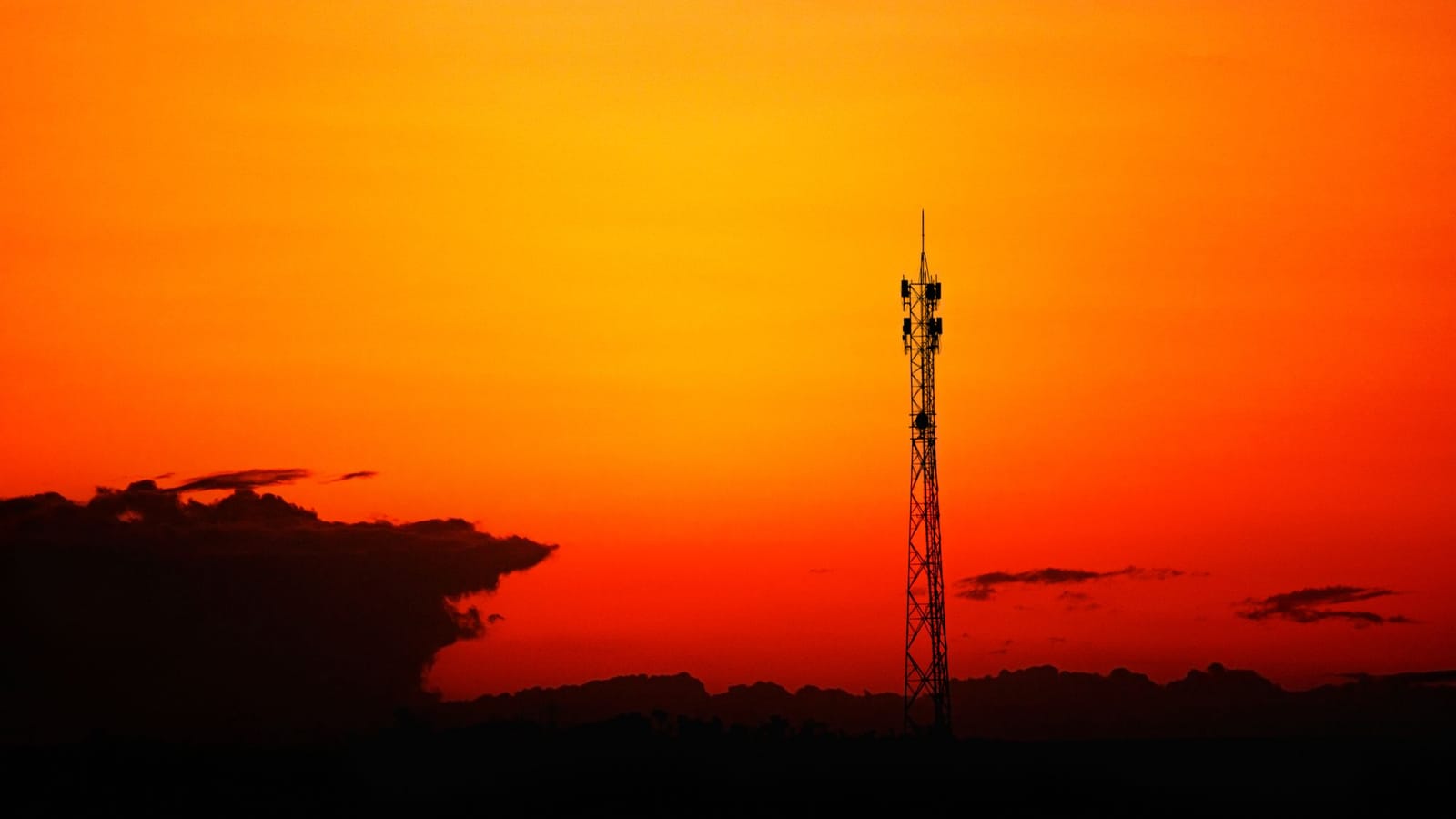 Torre de radio al atardecer