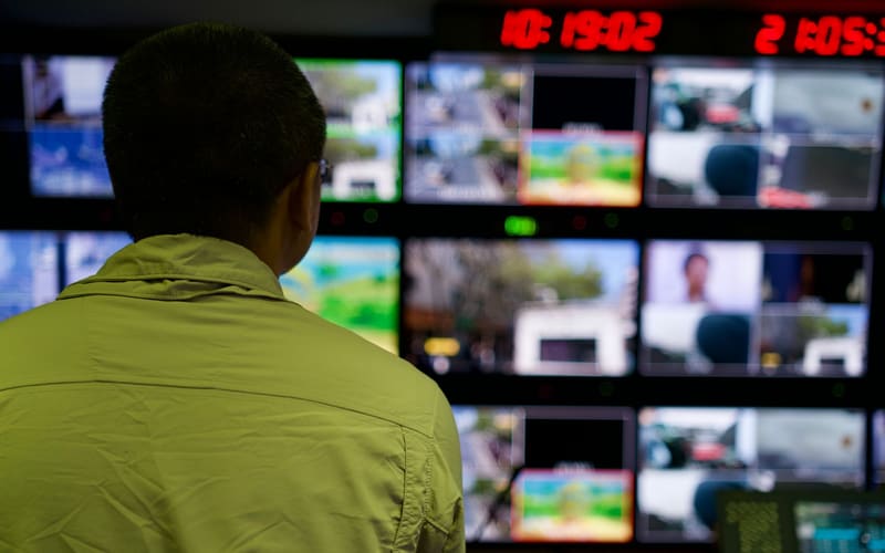 Sala de control con monitores de telemetría