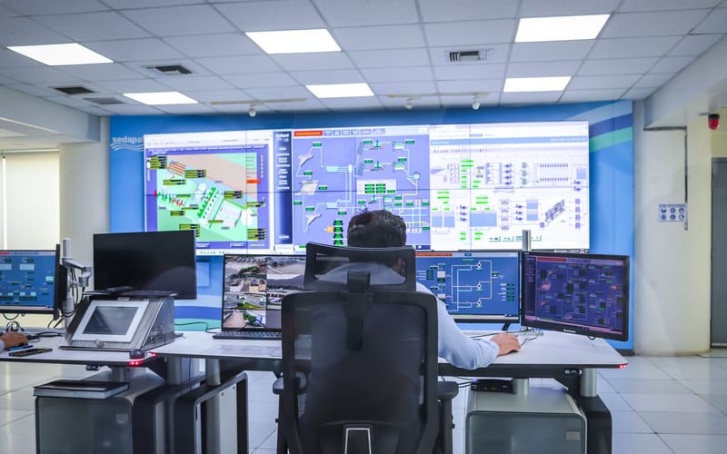 Estación de trabajo de ingeniería con interfaz de telemetría
