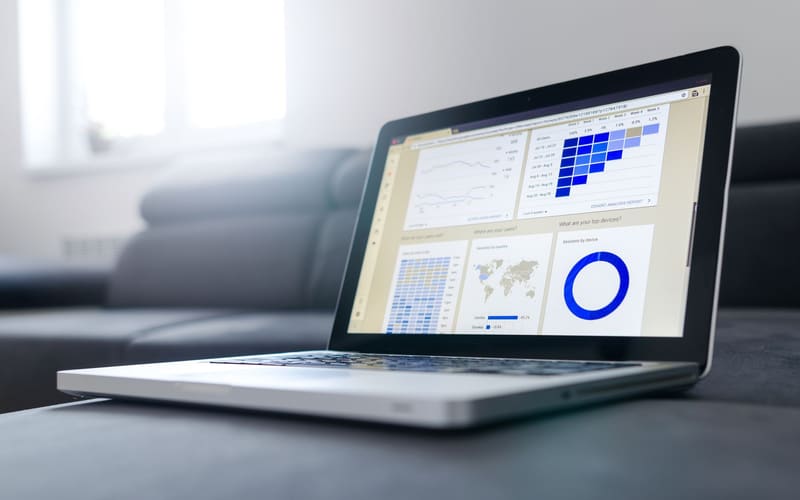 Panel de datos y analítica en pantalla