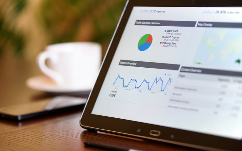 Dashboard de análisis y consumo de agua en computadora