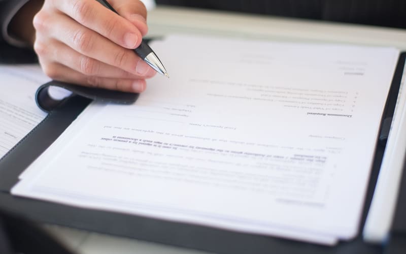 Revisión y firma de documentos