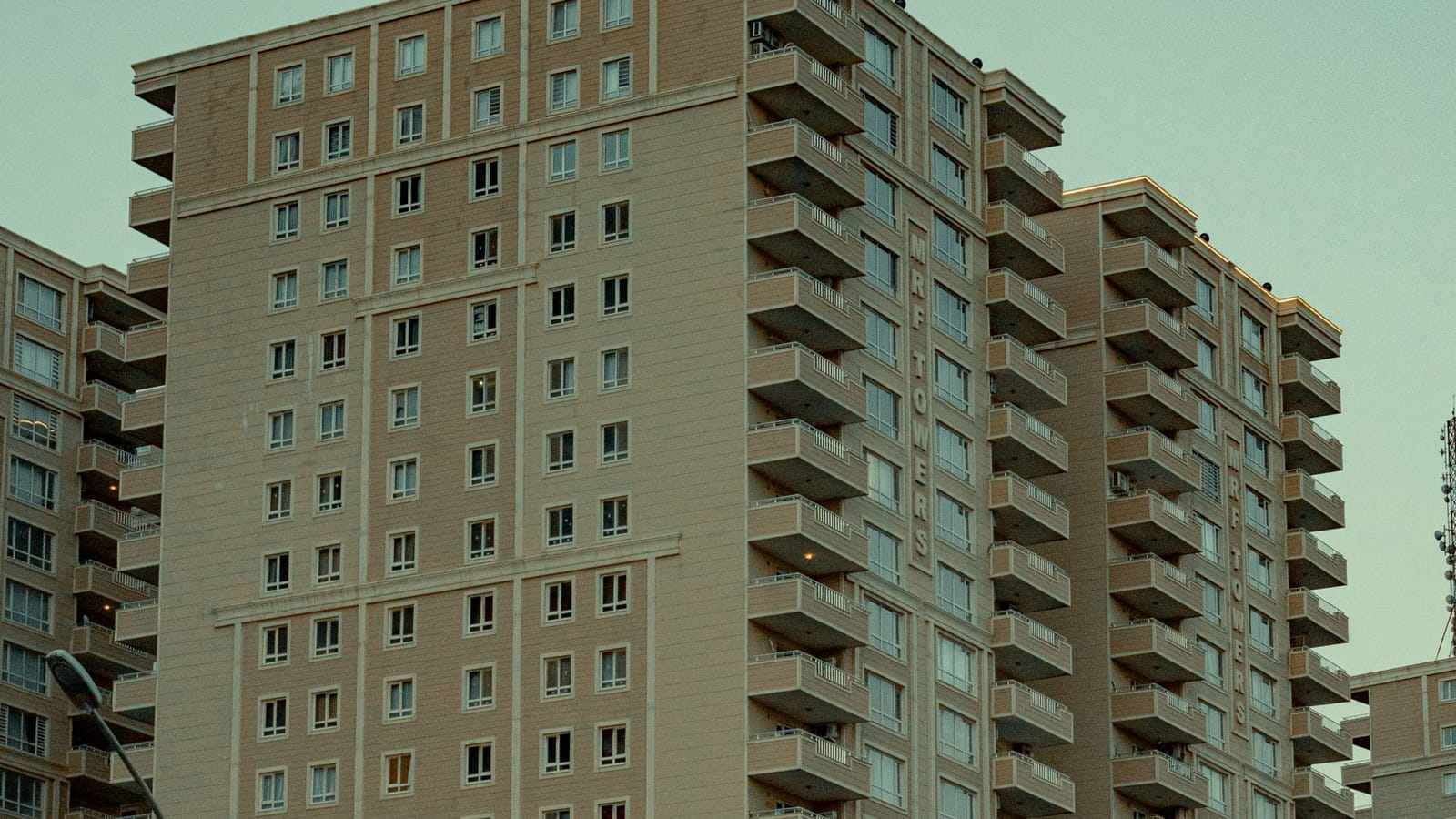 Torre residencial vista desde abajo