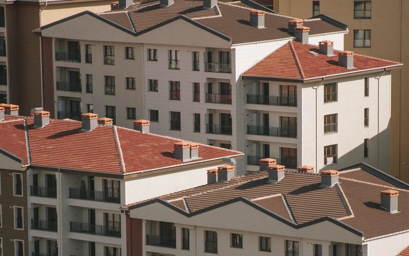 Fachada de condominio residencial con medición individualizada