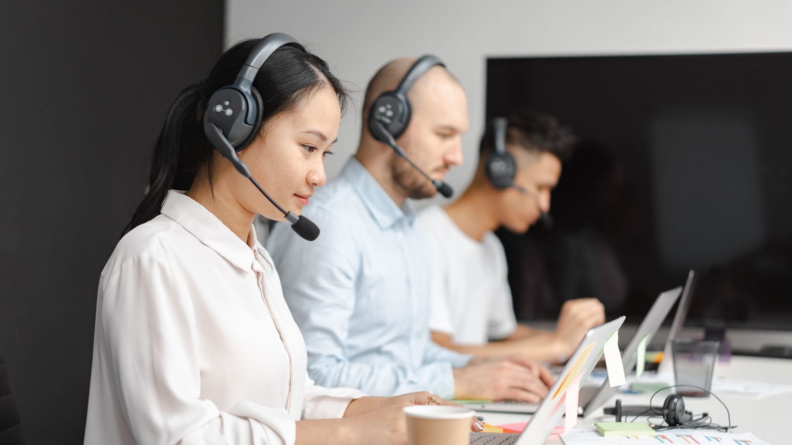 Agentes con diadema atendiendo llamadas en un call center