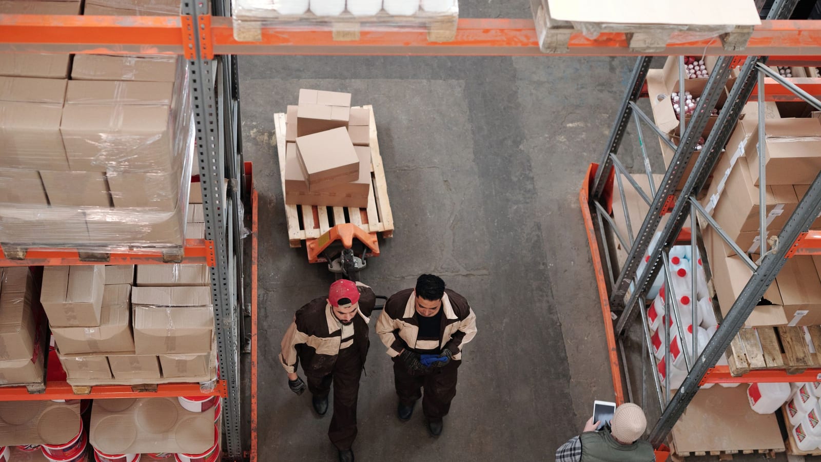 Bodega de distribución con cajas vista desde arriba