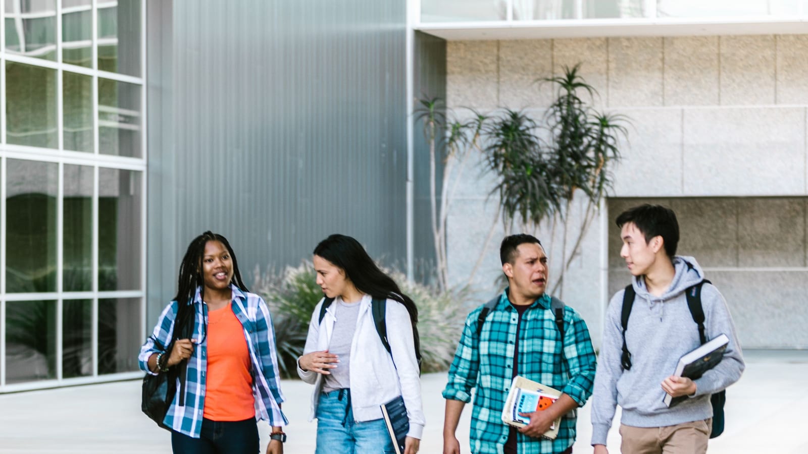 Estudiantes caminando en el campus de una universidad