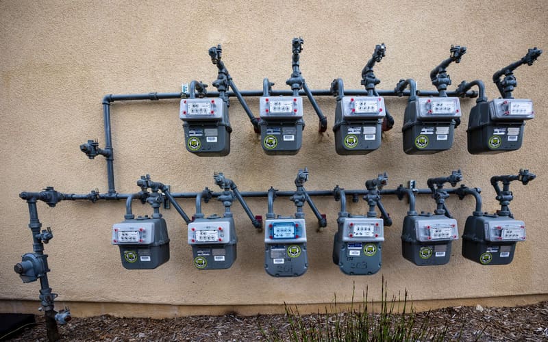 Medidor de servicio instalado en muro