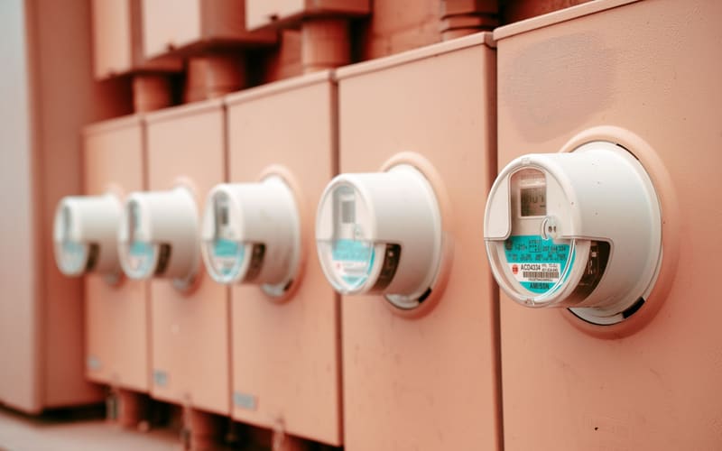 Medidor eléctrico instalado en muro