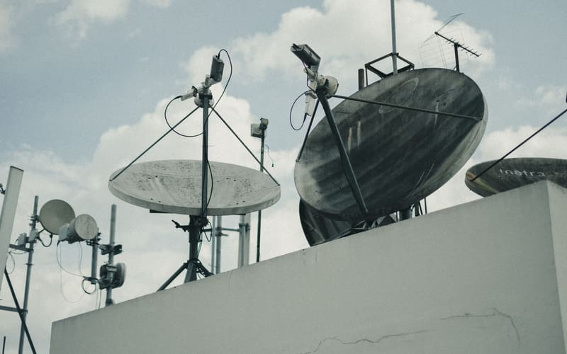 Antena satelital apuntando al cielo