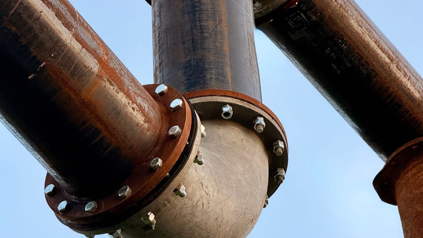Tuberías y válvulas de una red hidráulica industrial